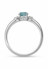 Silberring mit einem rechteckigen hellblauen Edelstein in der Mitte, flankiert von zwei kleineren klaren Steinen, polierte glatte Oberfläche.