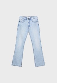 Svetlomoderne traperice s razširjenimi hlačnicami, petimi žepi, zadrgo in enim gumbom za zapiranje. Imajo bled odtenek in vidne šive.