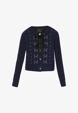 Dunkelblauer Grobstrick-Cardigan mit Perlenakzenten, einer schwarzen Satin-Schleife mit einem Edelsteindetail am Halsbereich und goldenen Knöpfen.