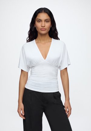 Gina Tricot, SHAPED V NECK - Camiseta básica - offwhite