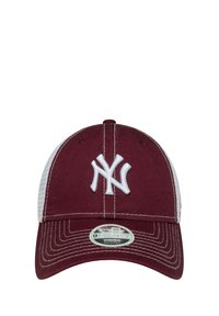 Bordeauxrot und weiße verstellbare Baseballmütze mit dem weißen, gestickten Logo der New York Yankees auf der Vorderseite und einem New Era 9TWENTY Frauen-Sticker auf dem Schirm.
