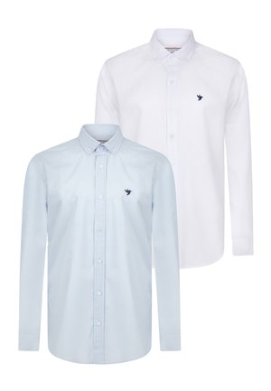Dos camisas de botones de manga larga: una de color azul claro y otra blanca, ambas con un pequeño logotipo de un pájaro en color navy en el lado izquierdo del pecho y con cuellos estándar.