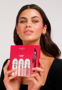 KIKO Glossy Lip Set in einer roten Box, enthält drei zylindrische Lippenprodukte mit silbernen Kappen, die Farbtöne von Pink und klarem Glanz zeigen.