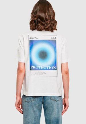 Weißes Baumwoll-T-Shirt mit einem großen Grafikdesign auf der Rückseite, das ein blaues kreisförmiges Muster und den Text "Angel No. 444 PROTECTION" zeigt.
