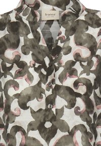 Gombos blúz könnyű anyagból, elvont szürke, fehér és rózsaszín mintákkal, bemetszett gallérral és öt gombbal.