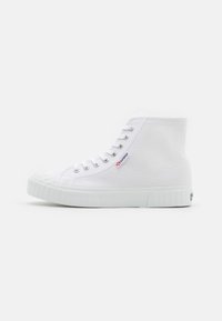 Wysokie sneakersy wykonane z białej kanwy o teksturowanym wykończeniu, z białą gumową podeszwą i metalowymi oczkami na sznurówki.