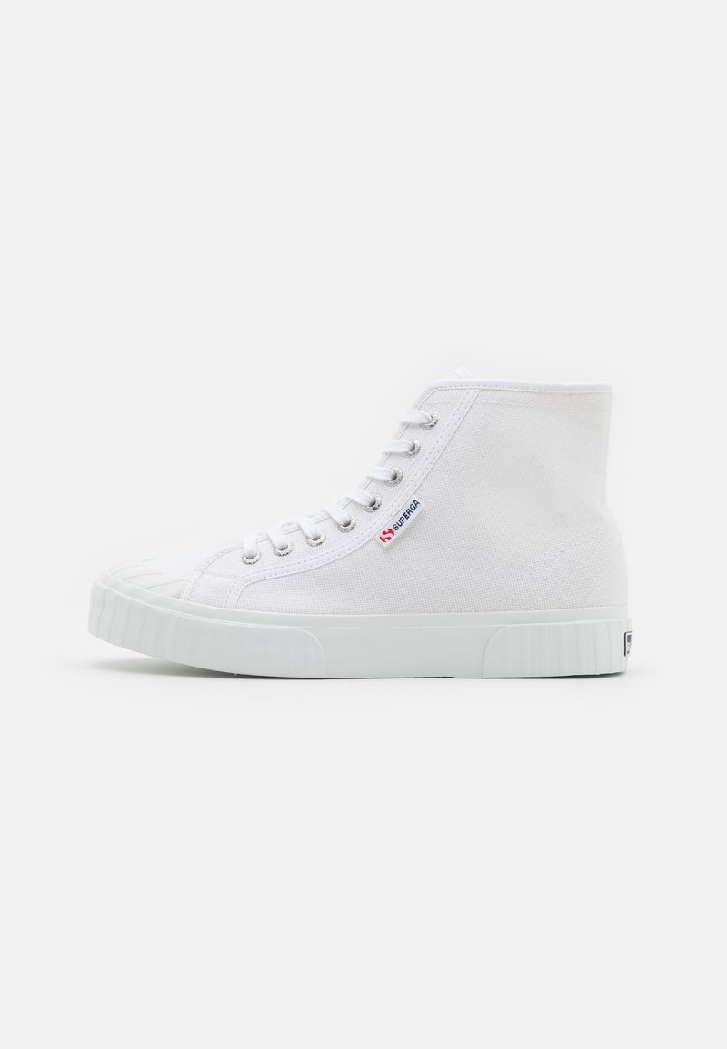 Wysokie sneakersy wykonane z białej kanwy o teksturowanym wykończeniu, z białą gumową podeszwą i metalowymi oczkami na sznurówki.