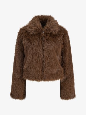 Korte bruine nepbontjas met een hoge kraag, ritssluiting en lange mouwen, met een gestructureerd en pluizig ontwerp.