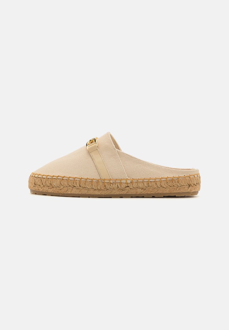 Bežovi platneni slip-on mokasini z juto oblečenim podplatom in zlatim zakovkom. Imajo gladko teksturo in minimalističen dizajn.