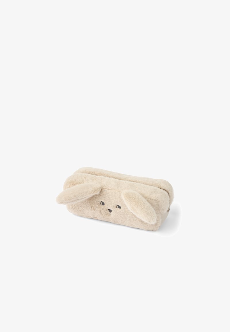 Trousse de couleur crème avec un design de lapin en peluche, présentant une texture douce, une forme allongée, des oreilles tombantes et des traits du visage brodés.