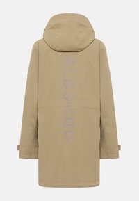 Béžová nepremokavá parka s prednou kapucňou, so vertikálne potlačeným logom na chrbte, nastaviteľnými manžetami a rovný strih.