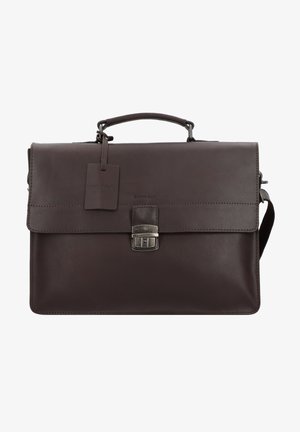 Malette en cuir marron avec une fermeture à rabat, un verrou en métal argenté et une bandoulière amovible. Elle comporte une étiquette de bagage et une texture lisse.