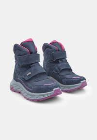 Jūras laivas zils augstās kedas ar rozā akcentiem, kurām ir divi Velcro siksnas, teksturēts audums un bieza pelēki-violeta zole.