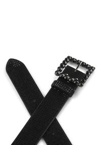 Cinturón negro texturizado con una hebilla cuadrada adornada con piedras de rhinestone negras, que presenta dos correas superpuestas para un ajuste seguro.