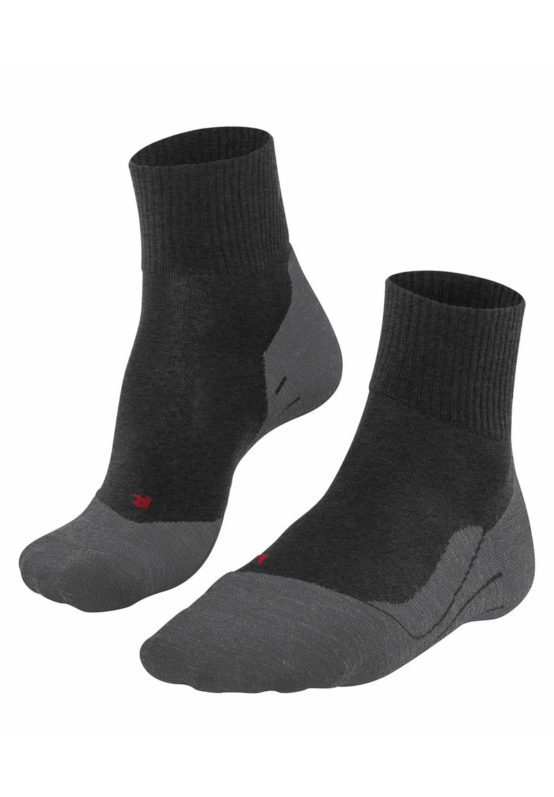 Schwarze Knöchelsocken mit gerippten Bündchen, verstärkten Fersen- und Zehenbereichen in Hellgrau, mit einem kleinen roten Logo an der Seite. Weiche Textur.