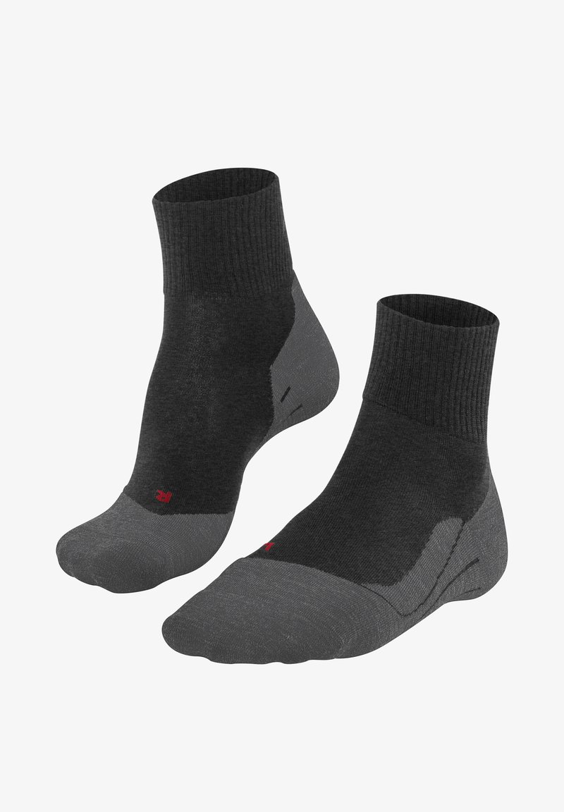 Schwarze Knöchelsocken mit gerippten Bündchen, verstärkten Fersen- und Zehenbereichen in Hellgrau, mit einem kleinen roten Logo an der Seite. Weiche Textur.