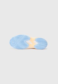 Sneakerzool met een gebogen, blauwe rubberen textuur en zigzagtractiepatronen. Het midden heeft een oranje accent voor extra detail.