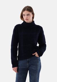 Marinblauer, strukturiertes Sweatshirt mit hohem Kragen und langen Ärmeln. Gerippte Bündchen und Saum, mit einer weichen, flauschigen Oberfl äche.