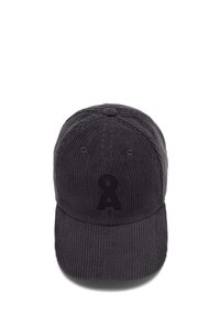 Zwarte corduroy pet met een gestructureerde kroon, gebogen rand en geborduurd "A"-logo aan de voorkant. Textuur oppervlakte en zichtbare stikseldetails.