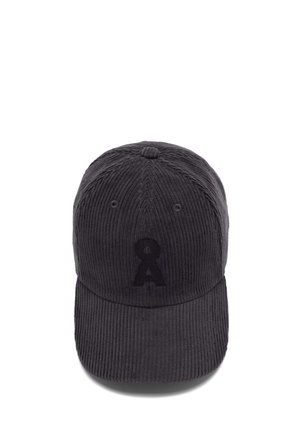 Casquette en velours côtelé noir avec une couronne structurée, une visière incurvée et un logo "A" brodé sur le devant. Surface texturée et détails de couture visibles.