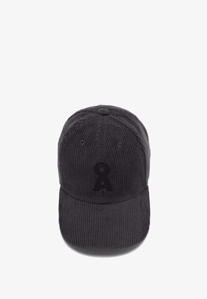 Cappello in corduroy nero con corona strutturata, visiera curva e logo "A" ricamato sul davanti. Superficie testurizzata e dettagli di cucitura visibili.