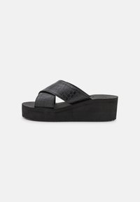 WEDGE CROSS - Korolliset pistokkaat - black