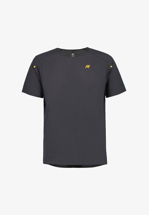 Kurzarm-Sportshirt aus dunkelgrauem Stoff mit subtiler Textur und gelbem Logo auf der Brust, ergänzt durch kontrastierende Schulterakzente.
