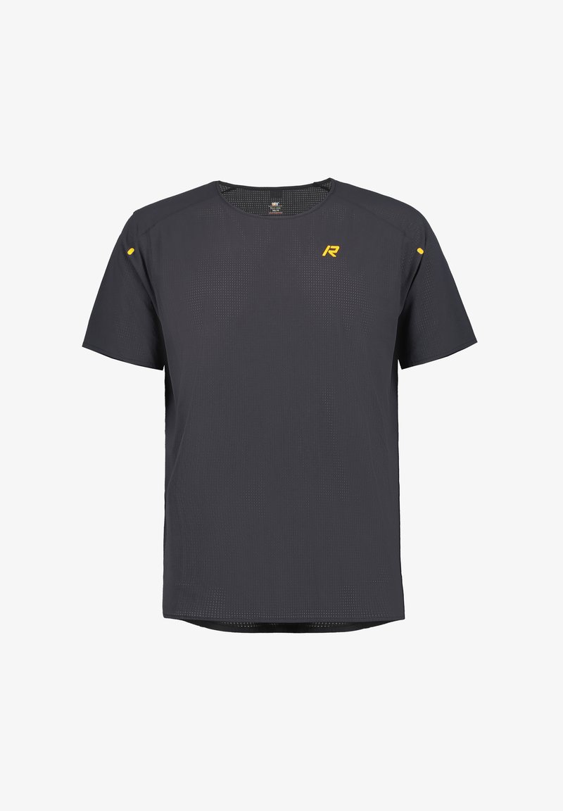 Camiseta deportiva de manga corta en tejido gris oscuro, con una textura sutil y un logo amarillo en el pecho acompañado de acentos en los hombros de color contrastante.