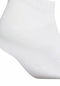 Vit ankelsocka gjord av stretchig tyg med ribbad mudd, slät yta och utan synliga mönster eller varumärke.