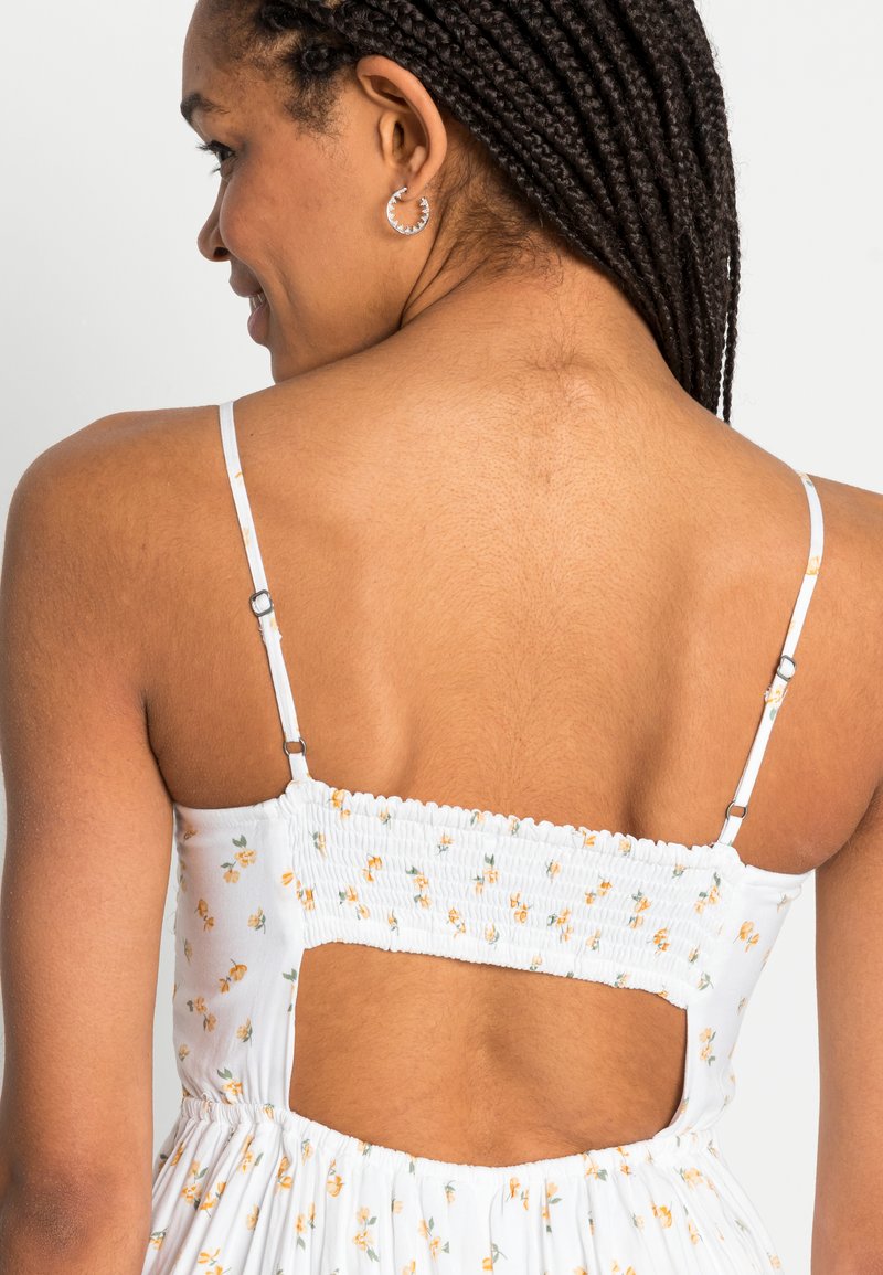 Damen Kleider | Hollister Co. BEST IS BACK BARE RUCHED BODICE ROMPER Jumpsuit white floral/weiß - NW97703 Damen Kleider | Hollister Co. BEST IS BACK BARE RUCHED BODICE ROMPER Jumpsuit white floral/weiß - NW97703