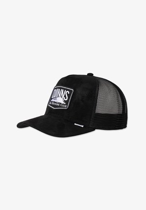 Gorra de camionero negra con un panel de tela en la parte frontal y lados de malla. Presenta un parche de logo bordado blanco en la parte delantera y visera curvada.