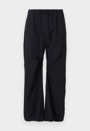 Pantaloni neri, dalla vestibilità ampia, realizzati in tessuto leggero, con vita elastica e cordoncino, e polsini arricciati alla caviglia.