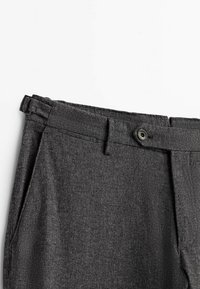 Grå byxor med struktur, försedda med knappstängning, bälteshällor och sidofickor, designade med en strukturerad passform och skräddarsydd look.