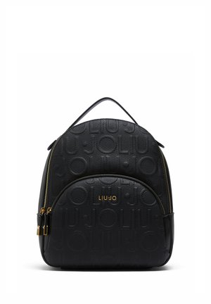 Sac à dos en cuir noir avec motif embossé "Liu Jo", fermetures éclair dorées, poche zippée à l'avant et poignée supérieure rembourrée.