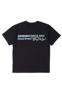 Černé bavlněné tričko s modrým textem "DRDENIM SINCE 2004 (Dobré časy)" v tučném písmu a s grafickým prvkem dole.