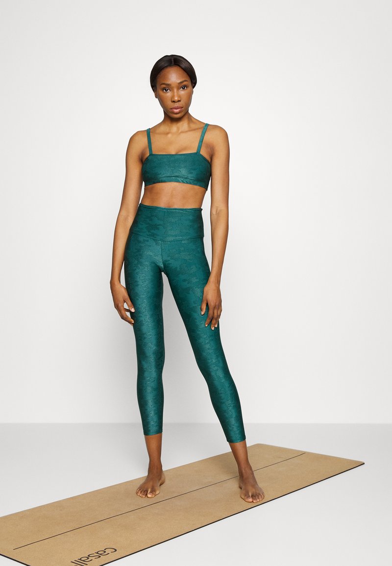 Damen Sportbekleidung | Onzie MIDI Tights emerald/dunkelgrün - QC64197 Damen Sportbekleidung | Onzie MIDI Tights emerald/dunkelgrün - QC64197