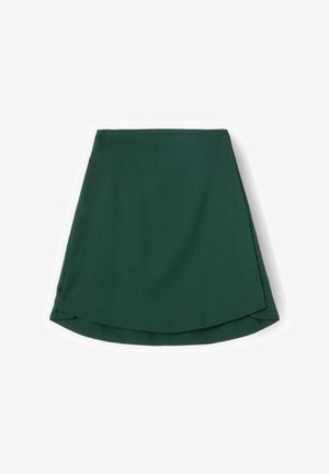 Mini falda verde de corte a línea hecha de una tela texturizada. Presenta un dobladillo sutil y un diseño limpio y minimalista sin cierres visibles.