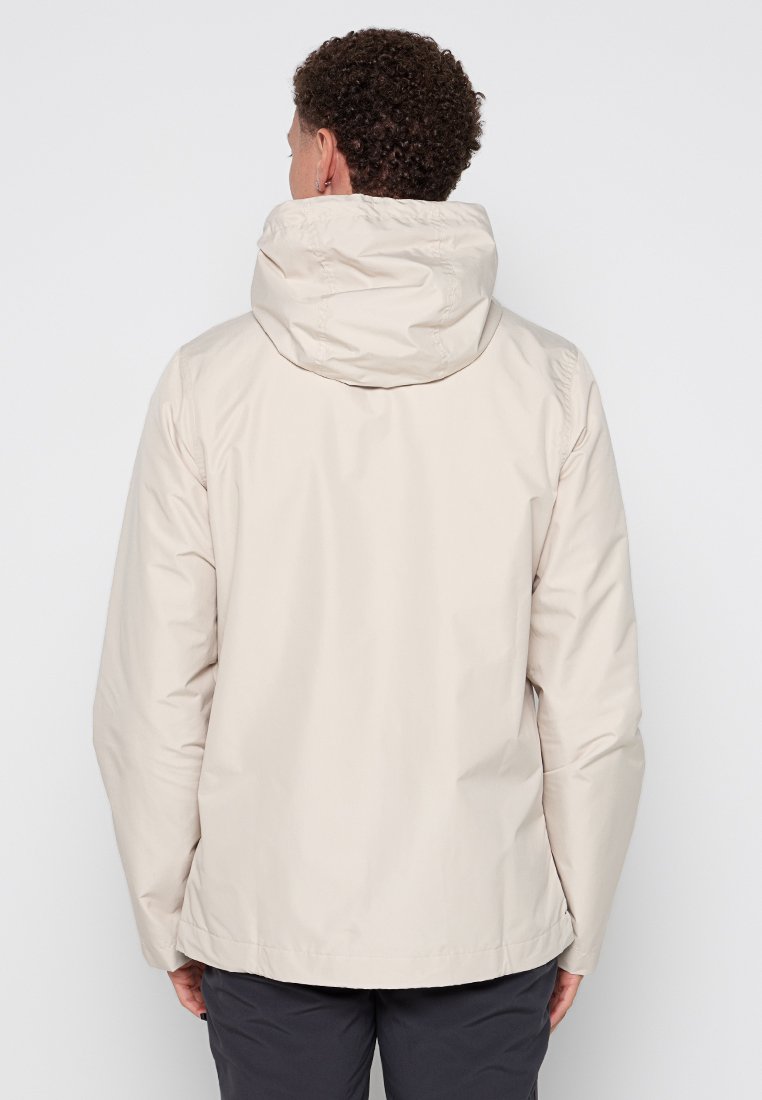 Chaqueta aislante beige con capucha, con una textura suave y un corte recto. La vista trasera muestra acentos elásticos en los puños y el dobladillo.