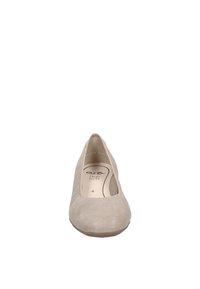 Beige Wildleder Ballerinas mit einer abgerundeten Spitze und elastischem Einstieg, ausgestattet mit einer glatten Textur und gepolstertem Fußbett für Komfort.