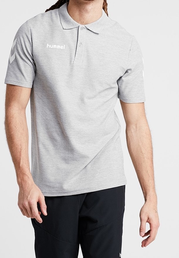 Polo gris à manches courtes avec un col, une patte de boutonnage à deux boutons et un logo sur la poitrine, avec des accents à motif chevron sur les manches.