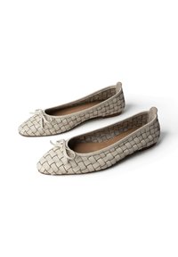 Par af beige vævede læderballetflade sko med lille sløjfedetalje og afrundede tæer på hvid baggrund.