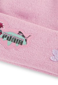 Vaaleanpunainen neulepipo, jossa on teksturoitu pinta, sininen ja musta Puma-logo leikkisillä yksityiskohdilla sekä pieni violetti koristeellinen läpä.