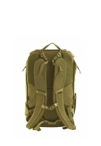 Zaino verde con imbottitura in rete, spallacci regolabili, manico superiore, tessuto resistente e molteplici fibbie per una chiusura sicura.
