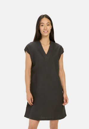 Schwarzes Leinenkleid mit V-Ausschnitt und kurzen Ärmeln. Das Design zeichnet sich durch eine lockere Passform und eine weiche Textur aus, die sich gut für die Freizeitkleidung eignet.