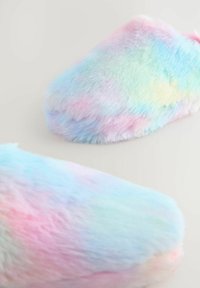 Flauschige Hausschuhe aus weichem, mehrfarbigem Pastellfell in ovaler Form. Die Farben umfassen hellblau, rosa und grüne Farbverläufe.