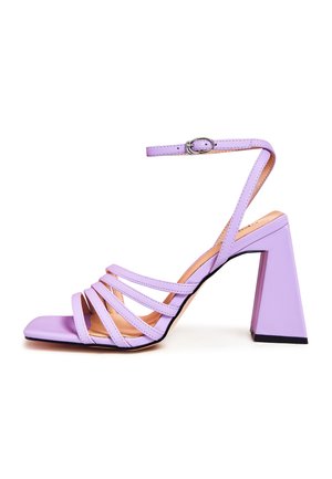 Sandal con tacco alto e cinturini, di colore viola, con punta quadrata e tacco largo. Materiale in pelle liscia con cinturino alla caviglia regolabile.