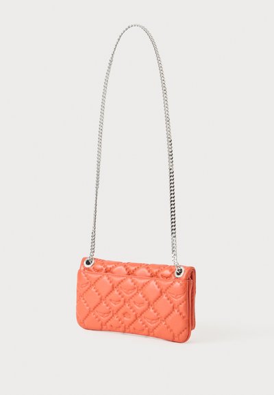 Quilttet orange handbag med en kæderekke, der har en rektangulær form, glat tekstur og dekorative syninger.