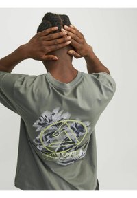 Jack & Jones JCOSTAGGER TEE SS CREW NECK - T-shirt con stampa - agave green