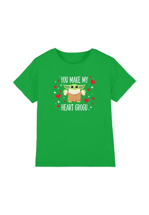 Hellgrünes T-Shirt mit einer Cartoon-Grogu-Figur, umgeben von roten Herzen und dem Text "You make my heart Grogu" in weißen Buchstaben.