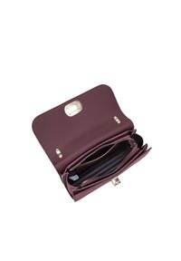 Portafoglio in pelle bordeaux con una texture liscia, hardware dorato, tasca con zip interna e più slot per carte. Design a pieghe con chiusura a scatto.